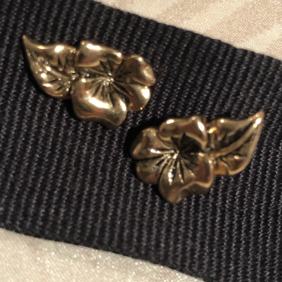 Vintage Avon NWOT Art Nouveau stud flower pierced earrings - - Picture 1 of 6